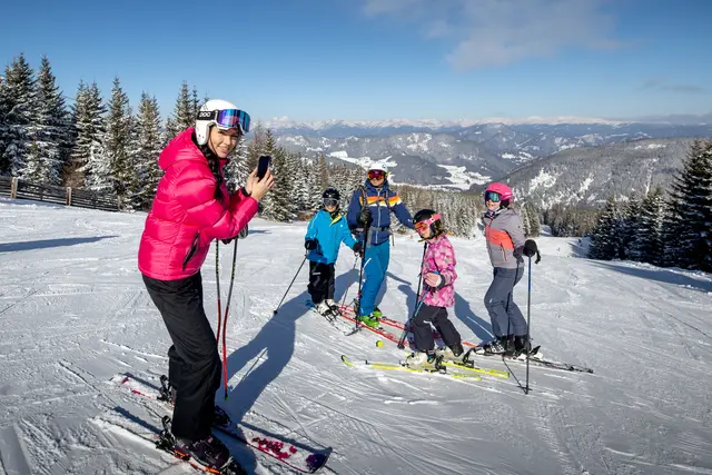 Ob beim Skifahren auf bestens präparierten Abfahrten, beim Langlaufen durch tief verschneite Täler oder beim Winterwandern durch märchenhafte Wälder – die GrebenzenHöhen bieten unzählige Möglichkeiten, Natur und Bewegung zu verbinden.  | Foto: GrebenzenHöhen