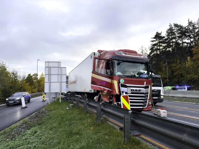 Im heutigen (28.10.2025) Frühverkehr auf der Inntalautobahn bei Innsbruck Ost, Fahrtrichtung Innsbruck touchierte ein LKW aus unerklärlicher Ursache eine Leitschiene und löste dadurch ein morgendliches Verkehrschaos aus. Dreizehn Kilometer Stau und eine erhebliche Wartezeit waren die Folgen. | Foto: Zeitungsfotos.at