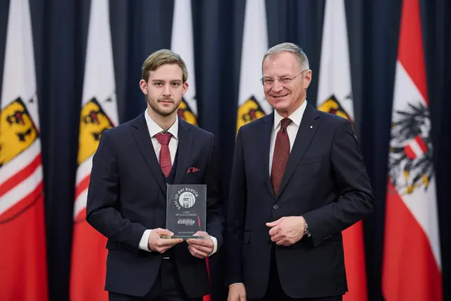Florian Reisegger-Huber aus St. Florian am Inn mit Landeshauptmann Thomas Stelzer.  | Foto: Land OÖ