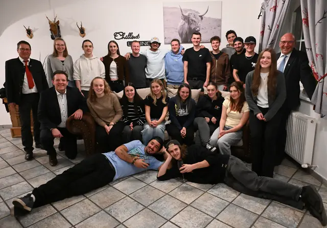 Jungbürger:innen der Jahrgänge 2005, 2006 und 2007 mit LR Rene Zumtobel, Bgm. Harald Sieß und Bgmstv. Gernot Neuhauser | Foto: R. Mair/Gem. Strengen