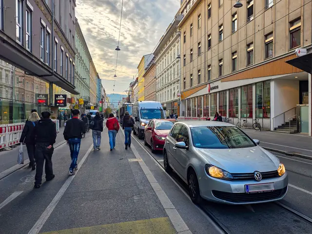 Die Initiativen ProBim und Fahrgast kritisieren, dass der Autoverkehr in der Annenstraße regelmäßig die Straßenbahnen ausbremst. | Foto: Fahrgast