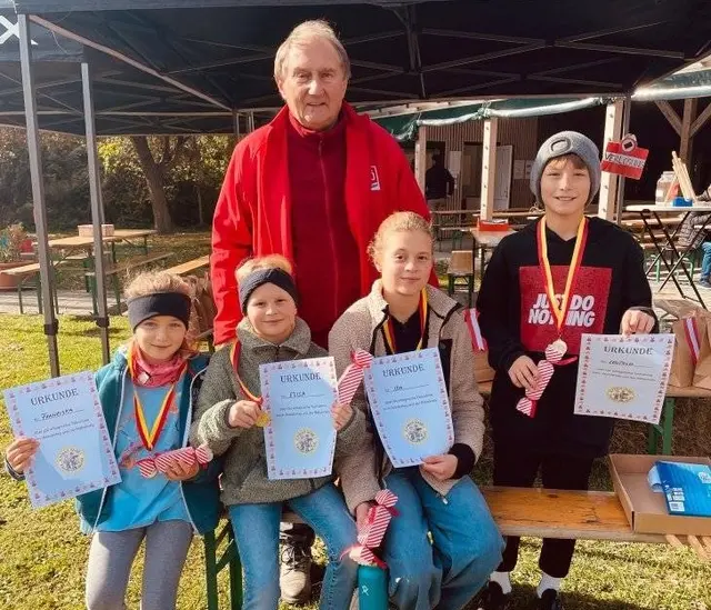 Kinder schlängelten sich durch die Rätselralley. Bürgermeister Werner Friedl feuerte an. | Foto: SPÖ Zurndorf