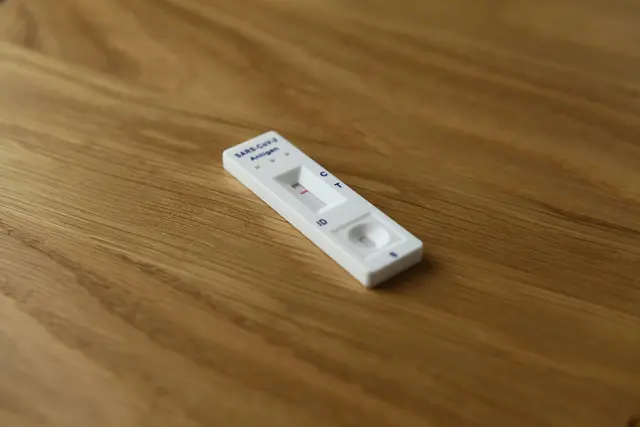 Ab sofort gibt es für Risikopatientinnen und Risikopatienten wieder gratis Coronatests in Wiener Ordinationen.  | Foto: Eran Menashri/Unsplash