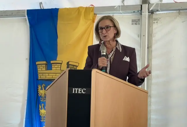 Johanna Mikl-Leitner (ÖVP) beim Festakt: „Ihr seid eine Gemeinde, die seit jeher die Zukunft im Blick hat und trotzdem stolz auf ihre Wurzeln aufmerksam macht.“ | Foto: MeinBezirk/Birgit Bachhofner