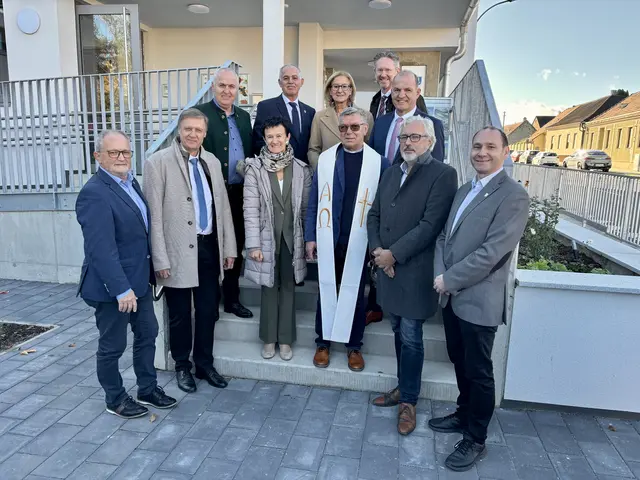 Leopold Zwickelstorfer, Felix Medwenitsch, Franz Glock, Gertrude Kopp, Albert Mayer, Johanna Mikl-Leitner, Adam Konopka, Michael Engel, Otto Auer, Johann Wannasek und Jürgen Preselmaier vor dem neuen Zubau.  | Foto: MeinBezirk/Birgit Bachhofner