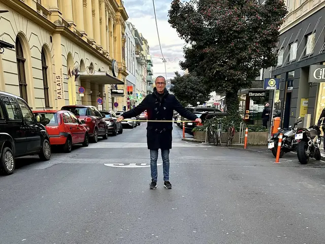 Die Bismarckstraße ist breit genug für eine Sackgasse mit Wendemöglichkeit und Parkplätzen, findet Werner Hudelist von der Bürgerinitiative "Lebenswerter Hessenplatz und Umgebung". | Foto: Hudelist