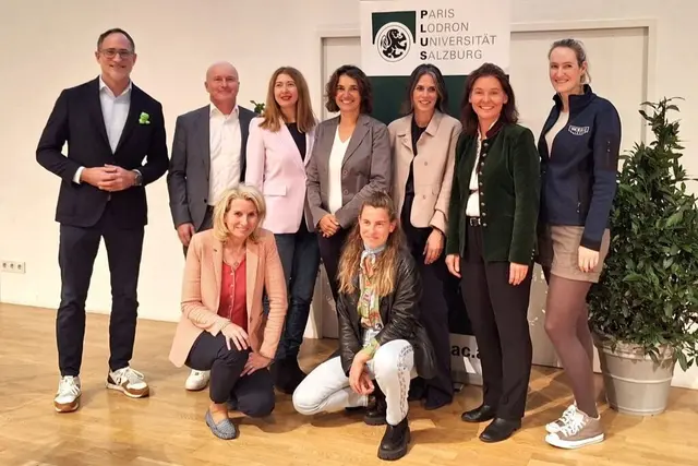 Im Bild v.l.: Florian F. Iro (Ressourcenforum Austria und Geschäftsführer der Erdal GmbH), Simon Lindenthaler (Lidl Austria GmbH), Ilaria Marcolin (Fondazione Agrofood&amp;Bioeconomy Friaul), Christine Vallaster (Universität Salzburg), Eva Lienbacher (FH Salzburg), Christina Bauer (Land Salzburg - Leiterin Referat Regionalentwicklung und EU-Regionalpolitik), Daina Reuter (Wöehrle GmbH); Im Bild kniend: Alexandra Gruber (die Tafel Österreich) und Nadine Schratzenberger (Geschäftsführerin Fashion Revolution Austria) | Foto: Christine Vallaster