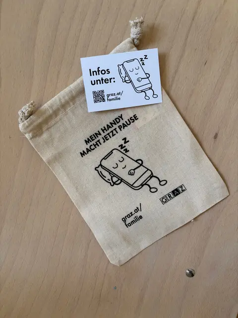 Eine kleine Tasche, in der das Handy öfter mal Platz nehmen sollte, damit man mehr Zeit mit den Kindern verbringen kann. | Foto: MeinBezirk/Martina Maros-Goller