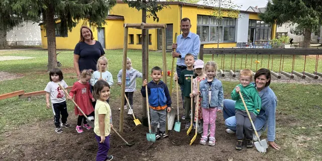Bgm. Daniel Kos beim Pflanzen neuer Bäume im Leibnitzer Kindergarten Sumsi | Foto: Stadtgemeinde Leibnitz/Christian Gsell