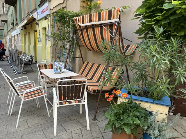 Ein gemütlicher Schanigarten und das Innere ist nicht weniger urig. Für Besucherinnen und Besucher ist der Aufenthalt ein schönes Erlebnis. Für Kellnerinnen und Kellner sei es aber sogar für Gastro-Verhältnisse ein Schrecken, betont die ehemals mitarbeitende Person. | Foto: Nathanael Peterlini/MeinBezirk