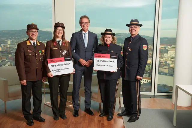 Feuerwehrkommandant Florian Kreuzer, Hauptfeuerwehrfrau Christina Stiegler, Leonhard Schitter, Doris Scharmüller und Obmann Gerald Klement (v.l.). | Foto:  Energie AG/Mathias Lauringer