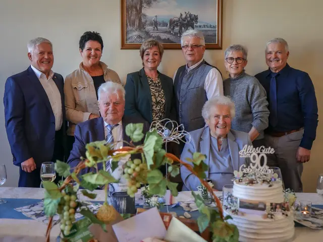 Leopoldine und Josef Bauer aus Maustrenk feierten gemeinsam mit ihren drei Söhnen, Schwiegertöchtern, Enkeln und Urenkeln im Heurigenlokal Huber ihren 90. Geburtstag und die Steinerne Hochzeit. | Foto: Bauer