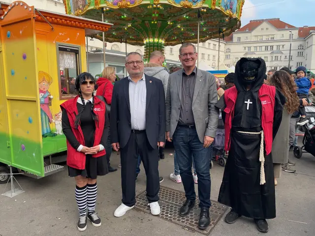 Das Marktamt lädt zum großen Fest zu Halloween. Mittig zu sehen: Marktamtsdirektor Andreas Kutheil (2.v.l.) und Bezirksvorsteher Georg Papai (SPÖ, 2.v.r.). | Foto: Marktamt