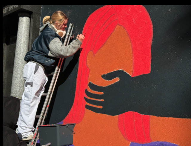 Der Friedhof stellte ungenutzte Wandgräber zur Verfügung, die nun den Opfern von Femiziden, Suizid, Flüchtlingen auf der Balkanroute und Zwangsarbeit im Zweiten Weltkrieg gewidmet sind. | Foto: Clemens Frauscher