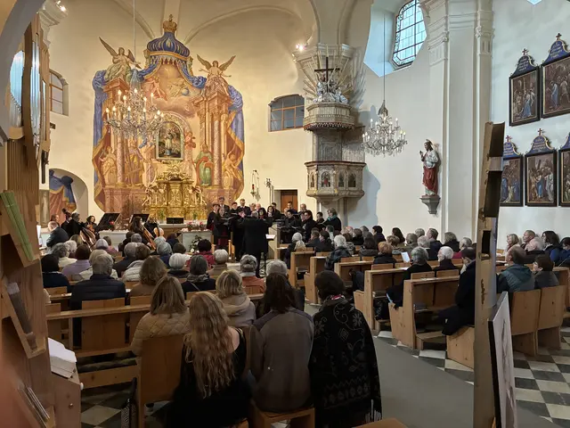 Den Schwerpunkt des Programms bildeten royale Chorklänge mit Orchester und Orgel einer Messe in G sowie das „Haec Dies“, einem Halleluja für die Osterzeit des 2019 verstorbenen Colin Mawby, Leiter der katholischen Westminster Cathedral von Londo | Foto: KH