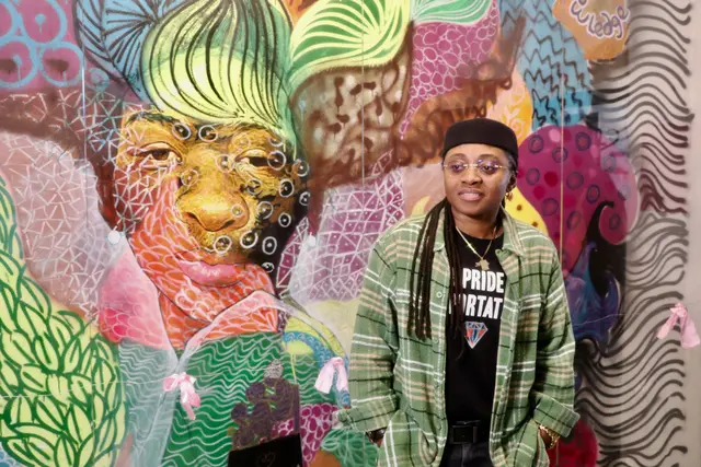 Henrie Dennis vor einem Kunstwerk von Amoako Boafo und Ani Ganzala im Planet 10 in Favoriten. | Foto: Ulrike Kozeschnik-Schlick