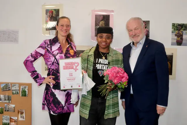 Wiener Heldin Henrie Dennis bei der Favoriten“, bei der Preisverleihung mit  Moderatorin Mel Meria (l.) und Favoritner Bezirksvorsteher-Stellvertreter Gerhard Blösch (r.). | Foto: Ulrike Kozeschnik-Schlick