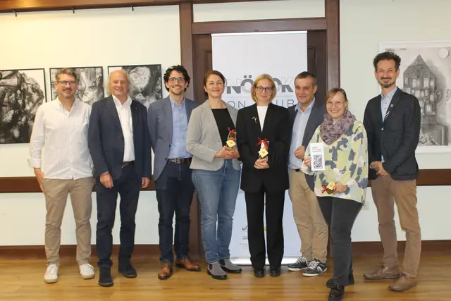 Vernissage im Scheibbser Rathaus: Kulturamtsleiter Bernhard Hofecker, Leopold Kogler von NÖDOK, Bürgermeister David Pöcksteiner, Künstlerin Anna Maria Brandstätter, Kuratorin Anna Mustapic, Landtagsabgeordneter Anton Erber, Sofie Fischer von NÖDOK und Vizebürgermeister Joseph Hofmarcher | Foto: Stadtgemeinde Scheibbs
