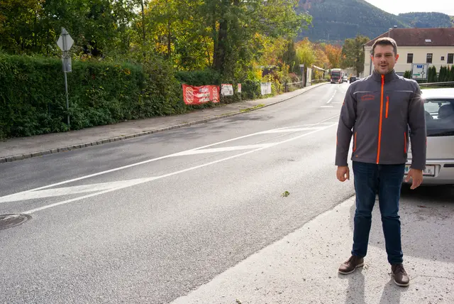 Sicherer Weg zum Schloss: Etwa in diesem Bereich wird etwas für die Verkehrssicherheit der Fußgänger getan. | Foto: Santrucek