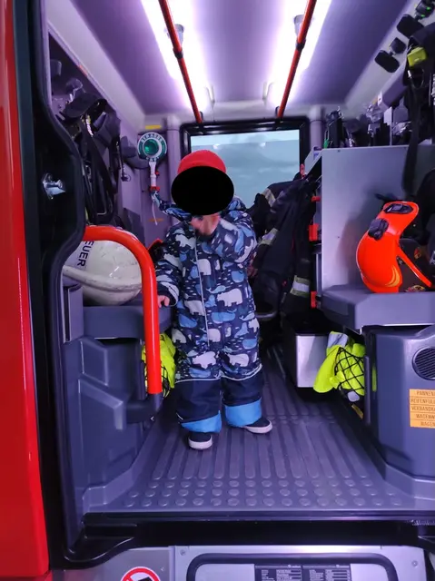 Ende gut, alles gut - Teo im Feuerwehrauto. | Foto: FF WRN