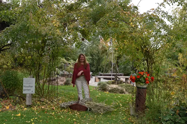 "Im Kreislauf der Natur": Die "Kräuterhexe" Monika Vesely in ihrem Räuchergarten im KräuterKraftWerk in Steinakirchen am Forst | Foto: Roland Mayr/MeinBezirk Scheibbs