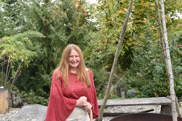 "Im Kreislauf der Natur": Die "Kräuterhexe" Monika Vesely in ihrem Räuchergarten im KräuterKraftWerk in Steinakirchen am Forst | Foto: Roland Mayr/MeinBezirk Scheibbs