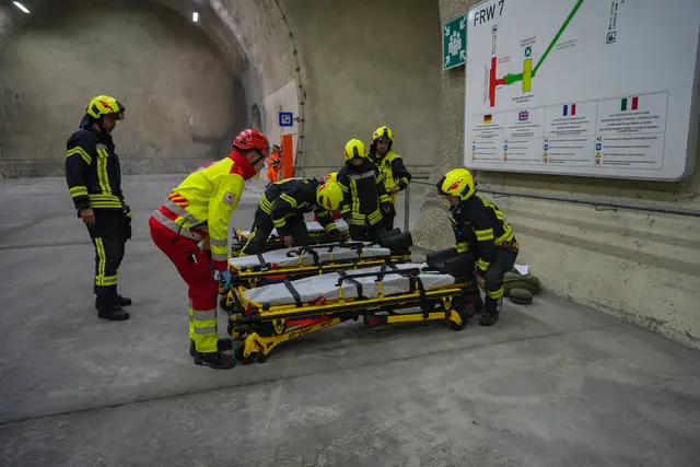 Die Helfer bei den Vorbereitungen zur Verpflegung der Verletzten. | Foto: Bradl Bettina