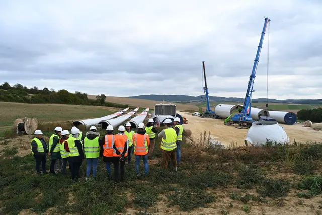 Die Gemeinderäte aus Gnadendorf und Stronsdorf haben die Baustelle besichtigt. | Foto: www.markus-goestl.at