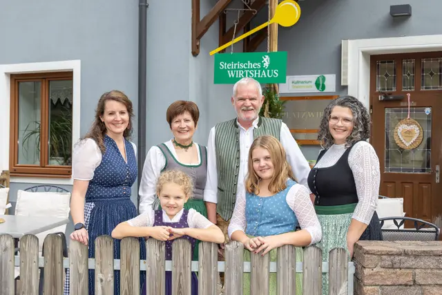 Barbara Reiner (ranz rechts) lenkt das Gasthaus Platzwirt im Köflacher Ortsteil Graden bereits in vierter Generation und sieht das Wirtshaus als Ort der Begegnung und des Genusses. | Foto: Region Graz - Harry Schiffer