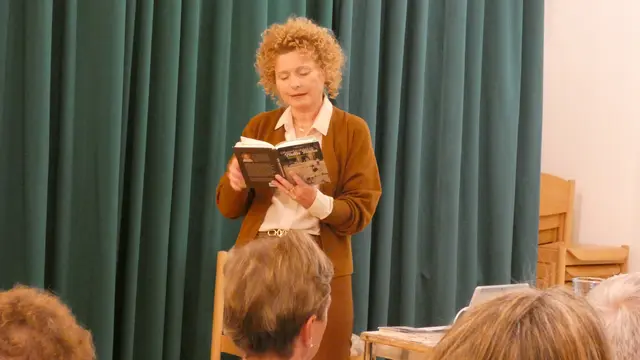 Autorin. Sabine Peer begeisterte in der Bücherei Matrei am Brenner mit ihrer Lesung aus „Dienstmädel in Bella Italia“ und gab spannende Einblicke in das Leben Südtiroler Frauen der 1950er- und 1960er-Jahre. | Foto: Rita Holzknecht 