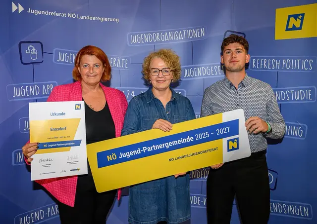Von links: Vizebgm. Birgit Wallner, Landesrätin Christiane Teschl-Hofmeister und Jugend-Gemeinderat Lukas Grafeneder.
 | Foto: NLK Burchhart