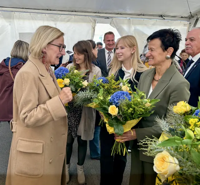 Johanna Mikl-Leitner mit Direktorin Gertrude Kopp und Mitgliedern des Lehrkörpers. | Foto: MeinBezirk/Birgit Bachhofner