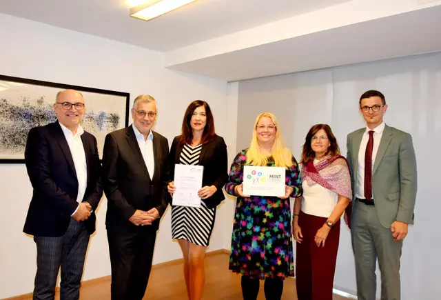 Schulqualitätsmanger der Bildungsregion Vöcklabruck-Gmunden Christian Kitzberger, Bildungsdirektor Alfred Klampfer, Direktorin Veronika Petermaier, Lehrerinen Karin Waldl und Christine Pilz sowie Thomas Buchegger von der OÖ Industriellenvereinigung (v.l.). | Foto: OÖ IV