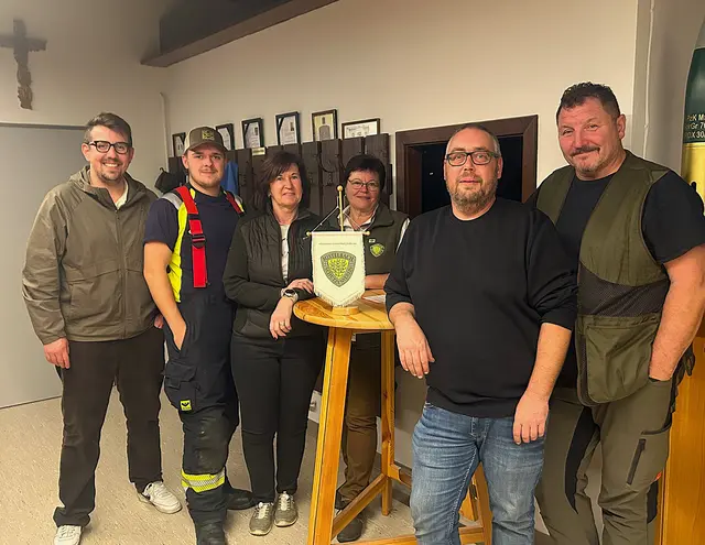 Feuerwehrkommandant Claus Neubauer und Thomas Polster von der FF Mistelbach, Christine Kohzina, Gabi Ullmann, Walter Ofenauer und Josef Kohzina vom Schützenverein-Mistelbach. | Foto: Herbert Ullmann