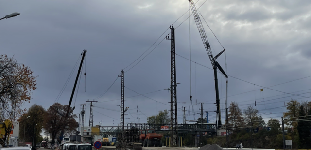 In Sigmundsherberg sorgte ein einmaliger 750-Tonnen-Kran für spektakuläre Präzision. | Foto: Markus Kahrer