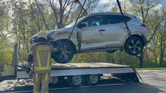 Auf der Bundesstraße B1 bei Blindenmarkt kam es zu einem Verkehrsunfall zwischen einem Pkw und einem Lkw. | Foto: DOKU-NÖ