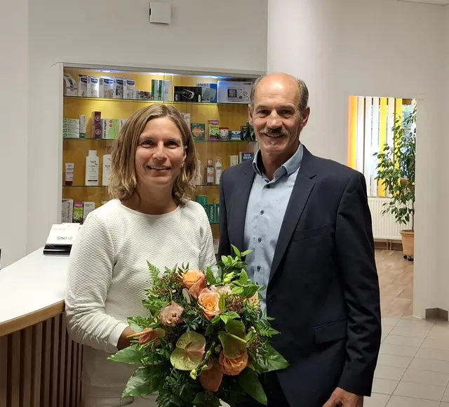 Almuth Prieschl erhielt Glückwünsche von Bürgermeister Ewald Fröschl. | Foto: Marktgemeinde Schönbach