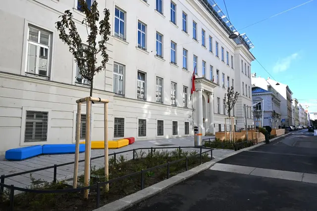 Neben neuen Sitzplätzen gibt es jetzt auch mehr Grün. | Foto: BV18