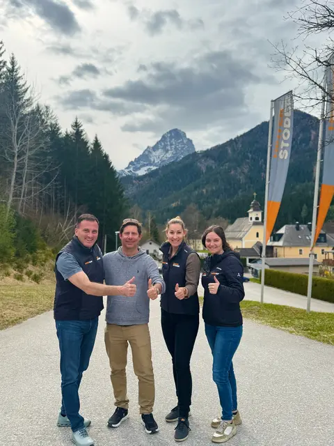 Rainer Rohregger, Vorstand Hinterstoder-Wurzeralm Bergbahnen AG, Oliver Pongratz, Geschäftsführer von Gerneration Snow, Andrea Zielinski, Marketingleiterin Hinterstoder-Wurzeralm Bergbahnen und Verena Kogler vom Kunden- und Kassenmanagement der Hinterstoder-Wurzeralm Bergbahnen (v.li.).

  | Foto: HIWU Bergbahnen