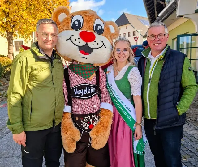 Bürgermeister Manfred Straßegger, das Maskottchen der Vogelbär, Blumenprinzessin Katharina Pessl, Tourismusverband Obmann Michael Graf (v. l.) | Foto: Tourismusverein St. Kathrein/Off.