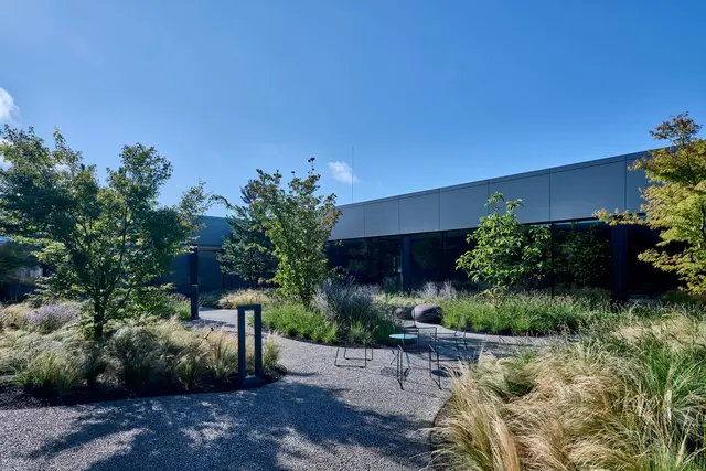 Durch den mit zahlreichen Bäumen, Gräsern und Blumen beflanzten Innenhof führen mit Kieselsteinen befestigte Wege. Dazwischen laden immer wieder Plätze mit Sitzgelegenheiten zum Verweilen in der Natur ein. | Foto: raumpixel/Fill