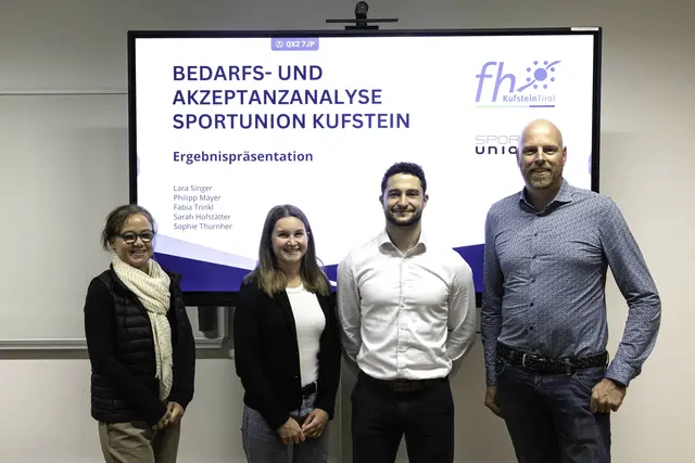 Ergebnispräsentation der Fachhochschüler in Kufstein - Auftraggeber SU Obmann Michael Seywald (re.): | Foto: Franke