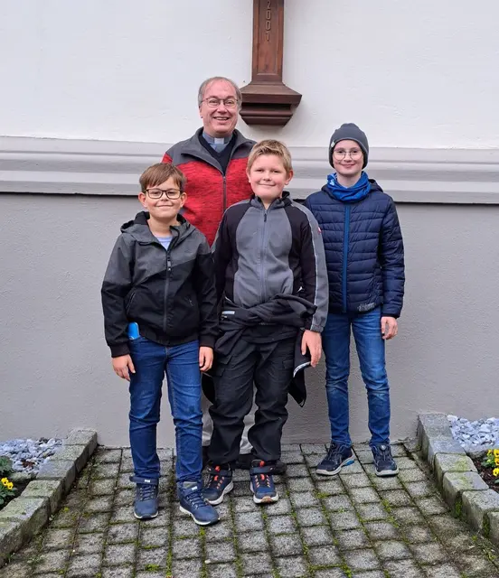 Pfarrer Hans Lagler mit seinem Nachwuchs in der Steinakirchner Pfarre | Foto: Stefanie Machtinger/MeinBezirk