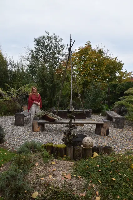 "Im Kreislauf der Natur": Die "Kräuterhexe" Monika Vesely in ihrem Räuchergarten im KräuterKraftWerk in Steinakirchen am Forst | Foto: Roland Mayr/MeinBezirk Scheibbs