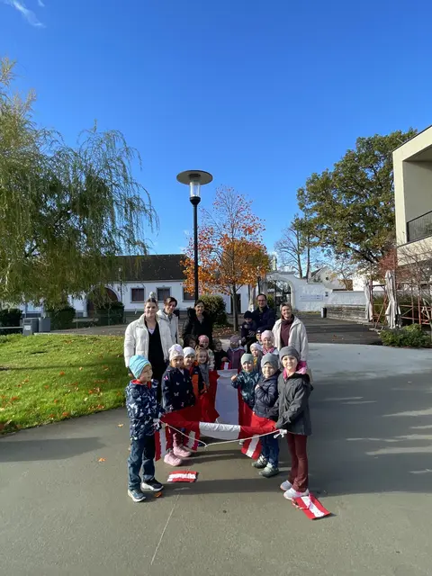 Die Kinder halfen beim Fahnehissen.  | Foto: Gemeinde Raiding