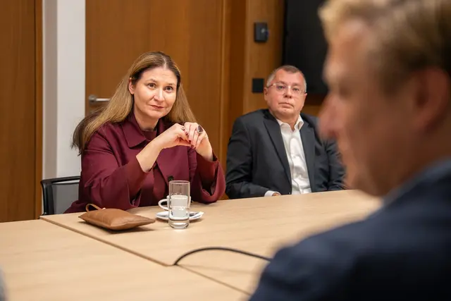 Vor allem der Bereich Digitalisierung und Einsatz von Künstlicher Intelligenz weckte Interesse bei Novak. Hier könne auch die Stadt mit ihren digitalen Amtswegen noch etwas von der Erste Bank lernen. | Foto: Valentina Marinelić/MeinBezirk