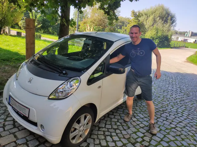David Witzeneder ist Fraktionsobmann der Grünen Andorf. Die Partei lädt am Mittwoch, 26. November 2025, zu einem Impulsvortrag mit einem Energie-Experten, der erklärt, wie der Strom aus dem E-Auto für den Haushalt genutzt werden kann.  | Foto: Grüne Andorf