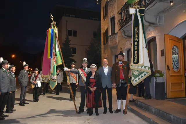 Die Wörgler Schützenkompanie und der Kameradschaftsbund gratulierten ihrer Fahnenpatin Maria Steiner mit einem Festakt zum 80. Geburtstag. | Foto: Veronika Spielbichler