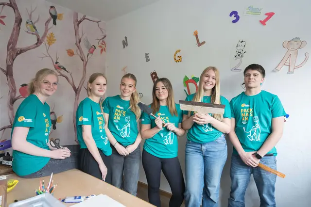 Insgesamt 23 dm Lehrlinge packten bei der Aktion „72 Stunden ohne Kompromiss“ mit an und gestalteten Orte zum Begegnen und Verweilen. | Foto: dm/Wolfgang Lienbacher