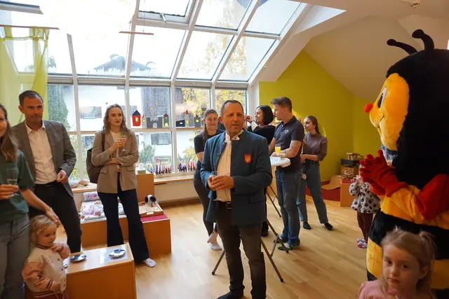 Bürgermeister Josef Saxer bei der Eröffnung der Kinderkrippe in Obernberg  | Foto: Martina Obertimpfler 
